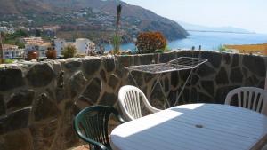 Lovely beach apt, big terrace, summer pool, WiFi