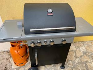 Spacious apartment close to the sea in Kastel Luksic