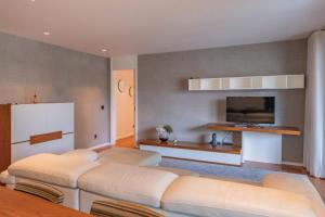 FLH Funchal Elegant Apartment with Pool & Balcony