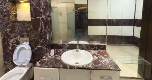 Luxury Stay in Faridabad - 5 Kms from South Delhi - 1 BHK- 1500 SqFt - Free Car Parking