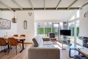 Kievit I Spacious Bungalow with Fine Garden