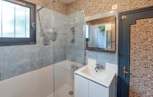 Maisons de vacances 2 Bedroom Amazing Home In Montliard : photos des chambres