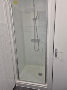 B&B / Chambres d'hotes Hotel du Centre : Chambre Double avec Salle de Bains Privative