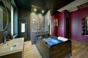 Suite romantique avec Balneo et jeux coquins