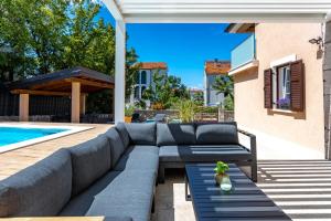 Marys Villa with Heated Pool, Billiards, Darts, Playground & EV Plug