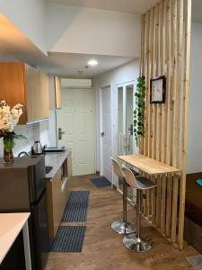 Cozy Staycation Near Cebu Airport with Pool & Gym , Free Wifi