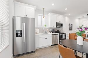 NEW Couyon House Luxury Amenities Fast WiFi 65 TV