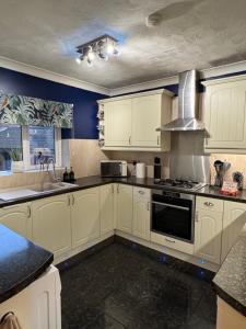 Cherry Blossom Apartment - 3 bed, parking, garden