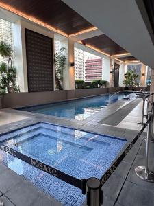 1BR Corner Unit with Balcony