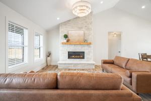 Hidden Treasure Retreat withHot Tub & River Access home