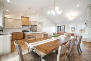 Hidden Treasure Retreat withHot Tub & River Access home