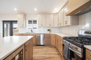 Hidden Treasure Retreat withHot Tub & River Access home