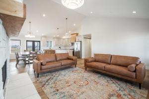 Hidden Treasure Retreat withHot Tub & River Access home