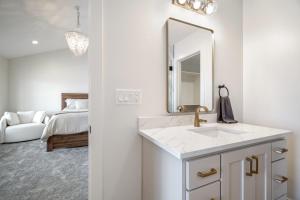 Hidden Treasure Retreat withHot Tub & River Access home