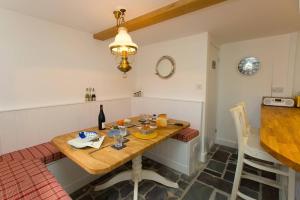 Luxury Spacious Cottage with River Views