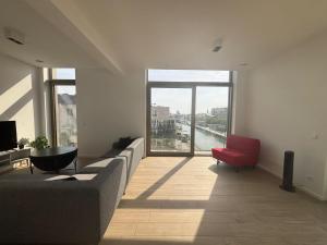 Splendid Penthouse in City Center with Water View
