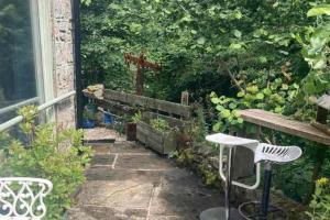 1 Bedroom -Sleeps 3-Dog friendly-Garden-Riverside