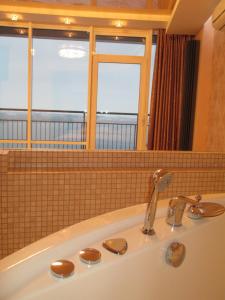 Люкс с джакузи в Мост Сити, вид на реку, 20 этаж, терасса Новый дом