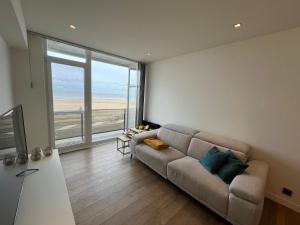 Modern 1-bedroom apartment with sea view in Ostend T92
