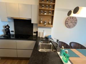 Modern 1-bedroom apartment with sea view in Ostend T92