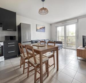 Apartment with Balcony and Parking near Sea
