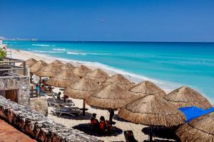 Cancun one bedroom garden level with partial ocean view hotel zone
