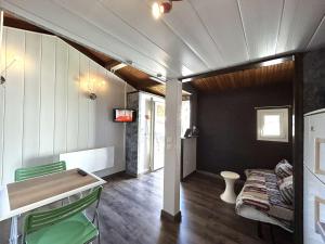 Maisons de vacances Maison de Vacances avec Piscine Chauffee, Proche Mer a Bretignolles-sur-Mer - FR-1-224A-69 : photos des chambres