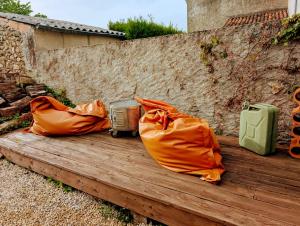 Appartements Garage Number 9 Private Urban Loft Apartment with Jacuzzi in Le Dorat : photos des chambres