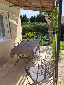 Maisons de vacances La maison de Manon, 4-5personnes, 75m2, centre village avec piscine privee : photos des chambres