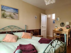 B&B / Chambres d'hotes Chambre d-hotes Les Glycines et petit dejeuner : photos des chambres