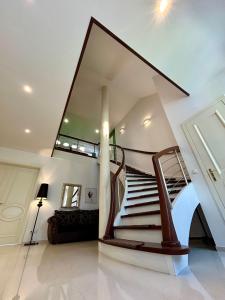 Villa Otolice obok Łowicza, 6 sypialni, basen, sauna, snooker, 50 minut od Warszawy i Łodzi