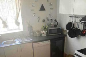 1 Bedroom -Sleeps 3-Dog friendly-Garden-Riverside
