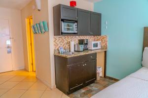 Colorful Landmark Studio! Sleeps 6 Guests! Landmark Resort 620