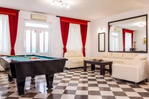 Stone house Dragan in the very center, with pool table, two balconies and the sea view