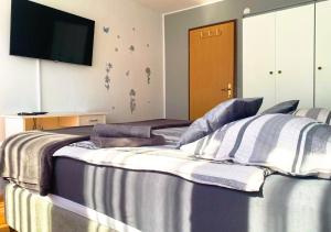 Balcony and Parking, 1min to Shop, Near Beach