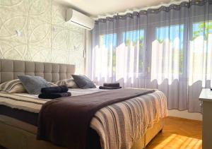 Balcony and Parking, 1min to Shop, Near Beach