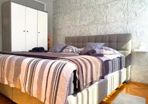 Balcony and Parking, 1min to Shop, Near Beach