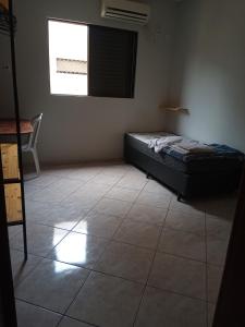 Quarto independente em casa de família com banheiro fora da habilitação mas é privado