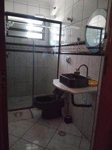 Quarto independente em casa de família com banheiro fora da habilitação mas é privado