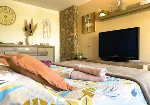 Balcony and Parking, 1min to Shop, Near Beach