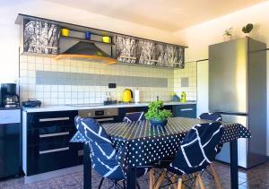 Balcony and Parking, 1min to Shop, Near Beach