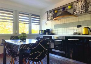 Balcony and Parking, 1min to Shop, Near Beach