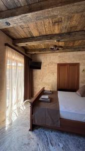 OLIVE QUEEN Rustic Estate