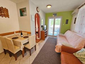 Apartment in Novi Vinodolski 27343