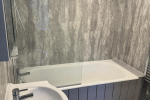 3 Bed-Sleeps 5- Garden-Pets-Parking