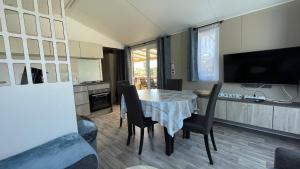 Superb Mobilhome Cc379 Siblu Les Charmettes