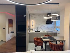 Moderní Hi-Tech apartmán v centru Pardubic - Wi-Fi, Netflix, projektor