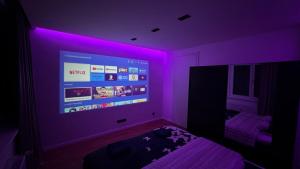 Moderní Hi-Tech apartmán v centru Pardubic - Wi-Fi, Netflix, projektor