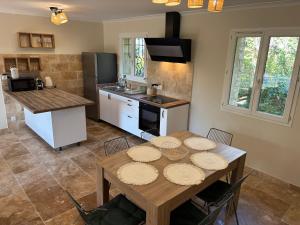 Maisons de vacances Maison de charme avec jacuzzi, vue sur Gordes a 5mn du centre du village : photos des chambres