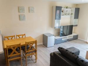 Comfortable Spacious 2 Bed Flat with Parking